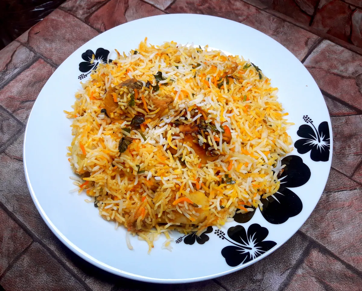 Biryani de pollo con arroz basmati y azafrán