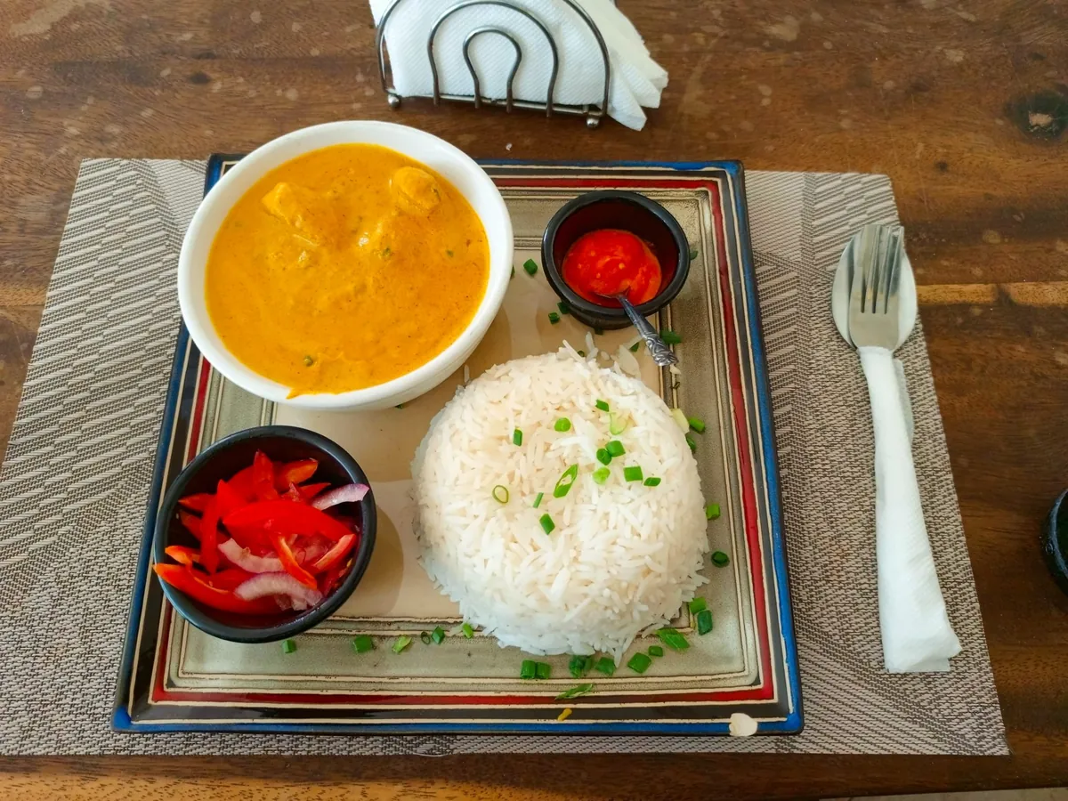 Butter chicken cremoso con arroz basmati