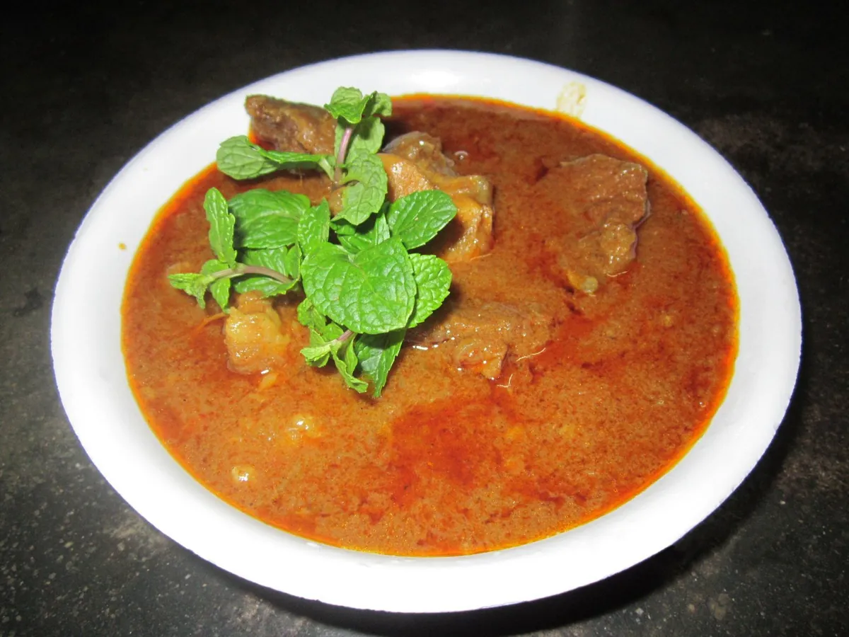 Cordero karahi en salsa especiada con menta