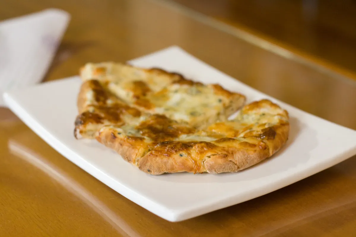 Naan recién hecho en el tandoor