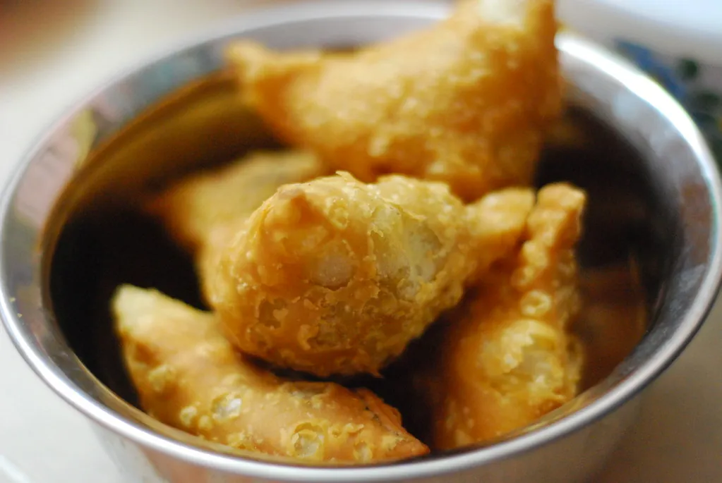 Samosas crujientes de patata y guisantes