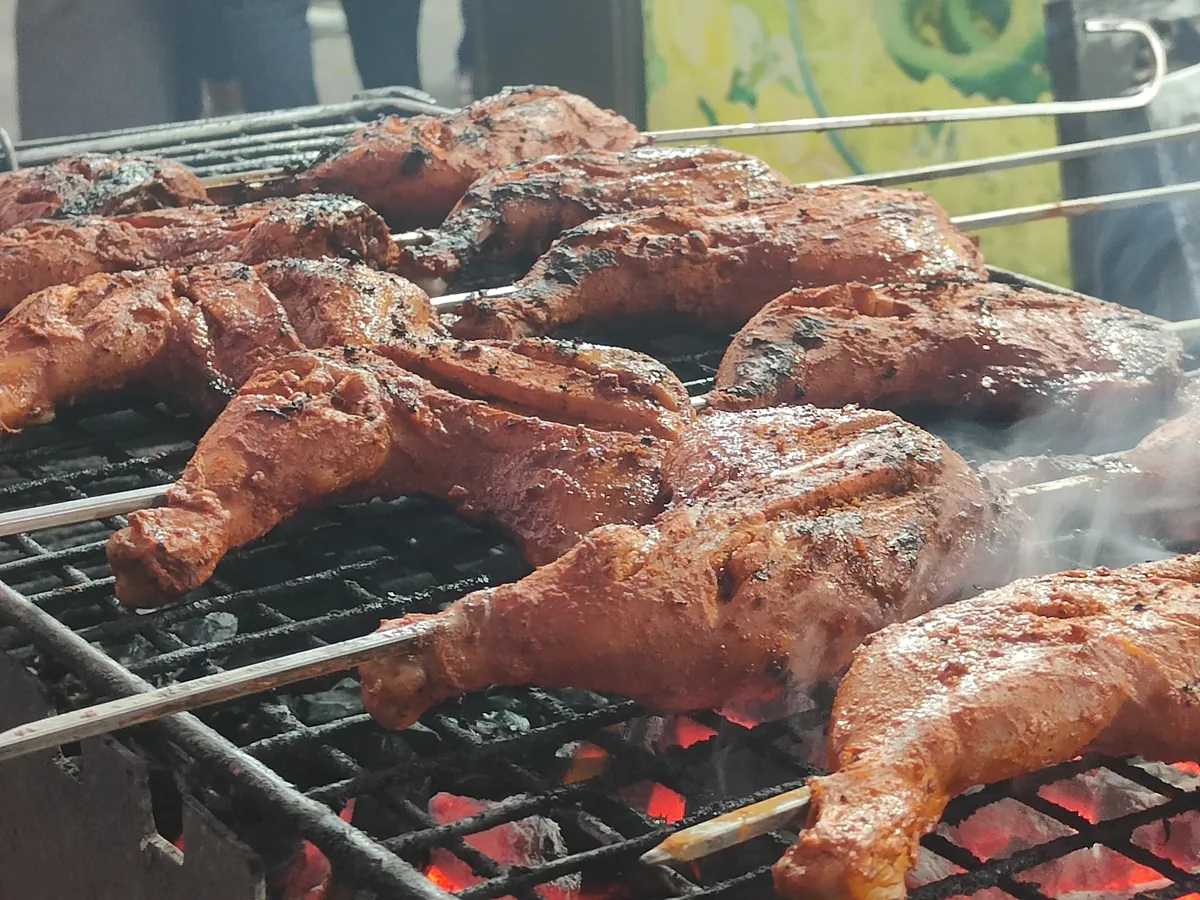 Pollo tandoori a la brasa sobre carbón
