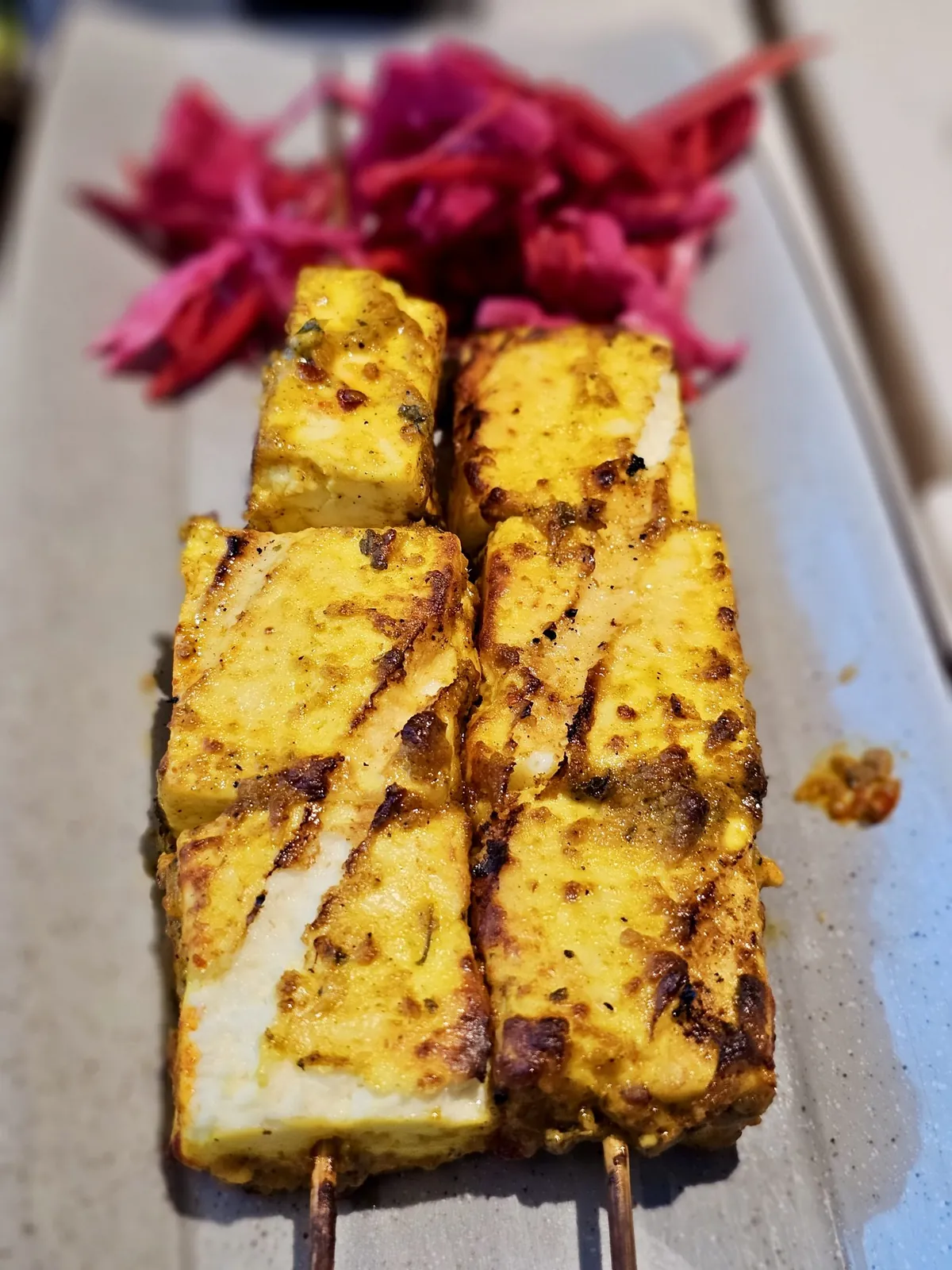 Paneer tikka a la brasa con cebolla encurtida
